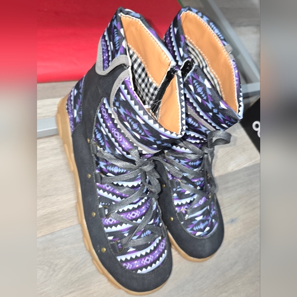 💥Sale💥NU Trendz 7 Lakes Design Ladies Lace Up Boots - Picture 7 of 7